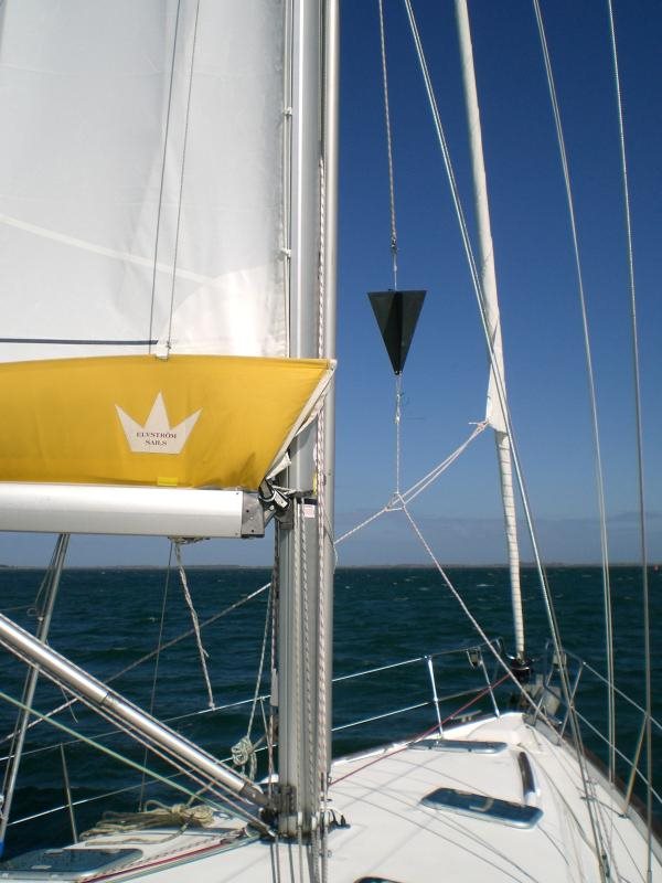 Foto: schwarzer Kegel mit der Spitze nach unten im Vorschiff einer Segelyacht