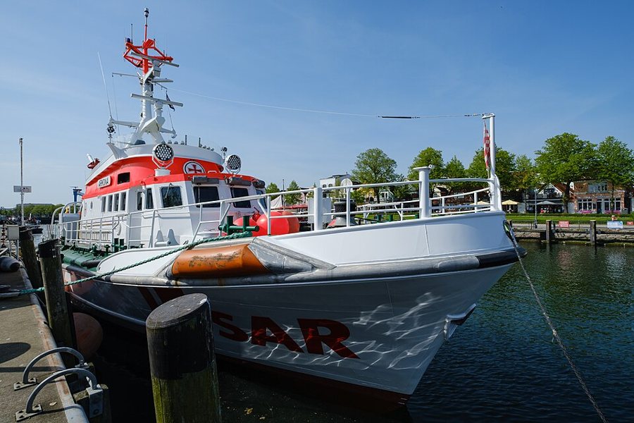 Der orangeweiße Seenotkreuzer ARKONA liegt im Hafen von Warnemünde.