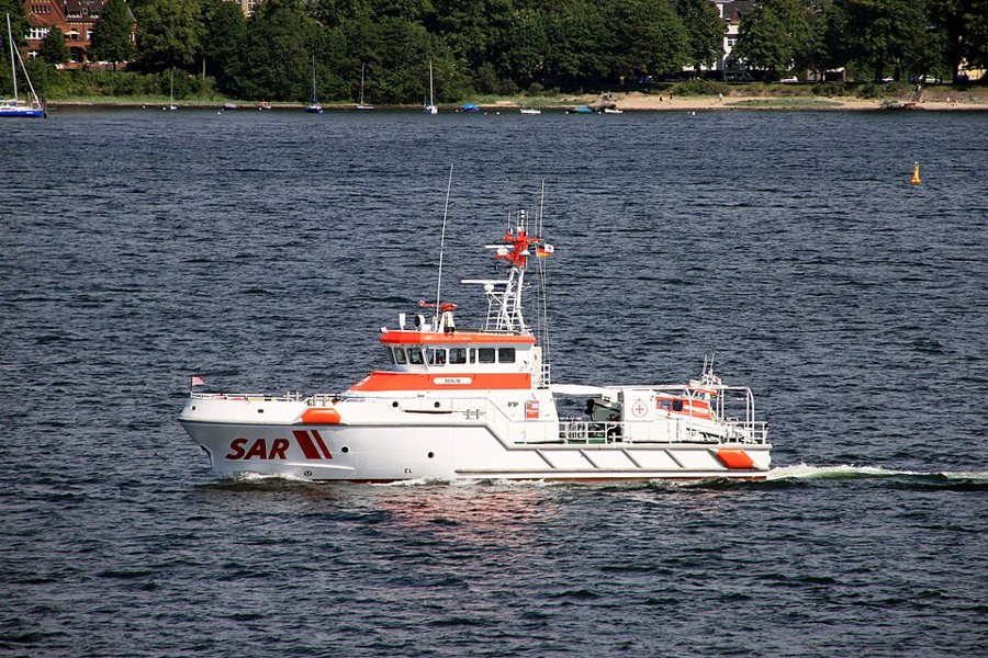 Der orangeweiße Seenotrettungskreuzer BERLIN liegt vor Kiel-Holtenau.