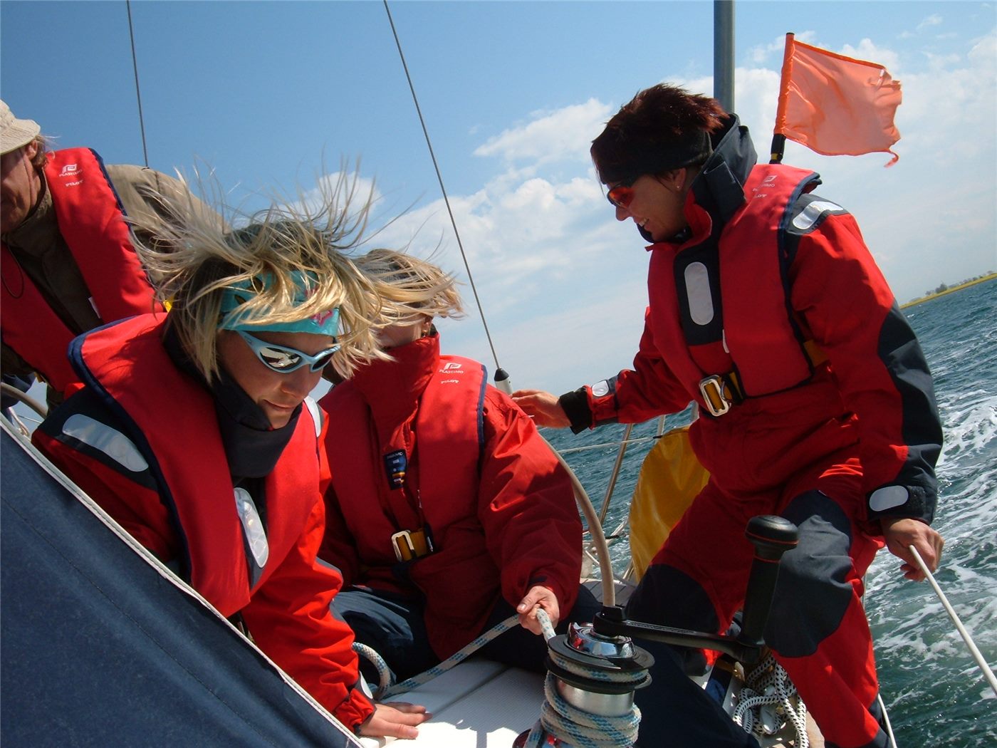 „Jeder Handgriff sitzt“ - Crew arbeitet eingespielt an Deck einer Segelyacht.
