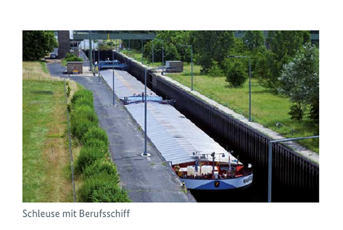 Schleuse mit Berufsschiff in der Kammer.