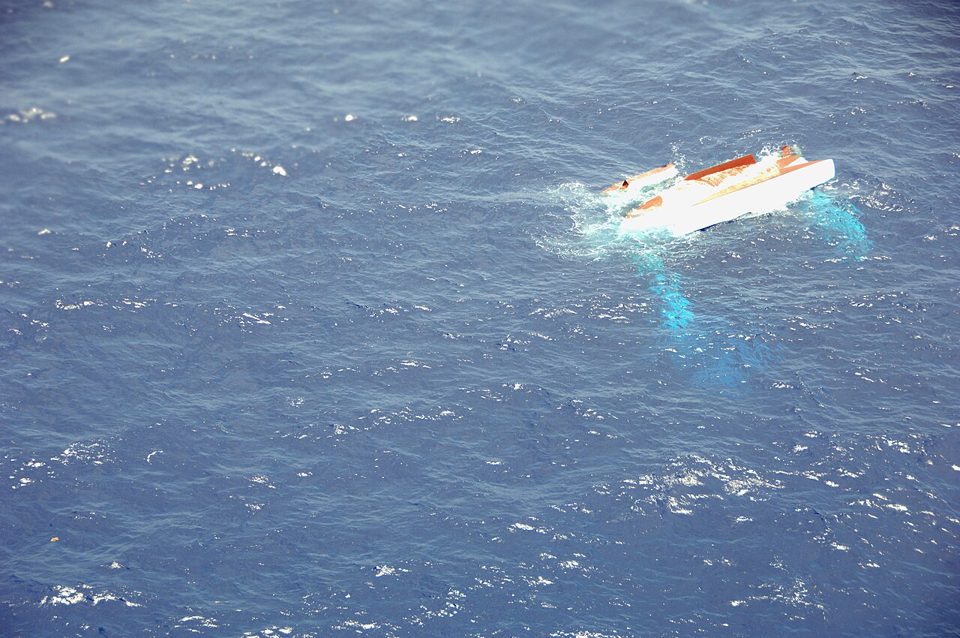 Luftaufnahme eines gekenterten Segelboots auf dem Atlantik.