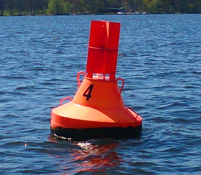 Foto: rote Backbordtonne (Stumpftonne) mit der Nummer 4