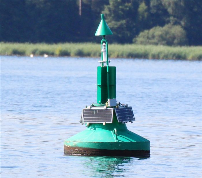 Foto: grüne Steuerbord-Leuchttonne mit Kegel-Toppzeichen und Solarmodulen
