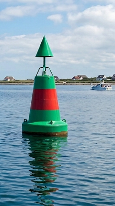 Abzweigungstonne grün-rot-grün, Hauptfahrwasser an Backbord, KI-generierte Illustration